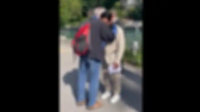 Penduduk lokal di Bern yang sempat membantu penyelamatan adik Eril memeluk Gubernur Jawa Barat Ridwan Kamil, Senin (30/5/2022). 