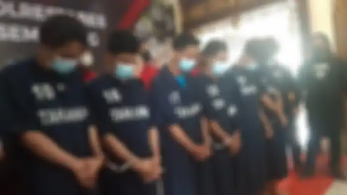Para pelaku pengeroyokan diamankan polisi. Mereka menghajar dua korban di dekat SPBU Indraprasta Jalan Sadewa Utara, Kecamatan Semarang Tengah, Kota Semarang, Kamis (2/6/2022). 
