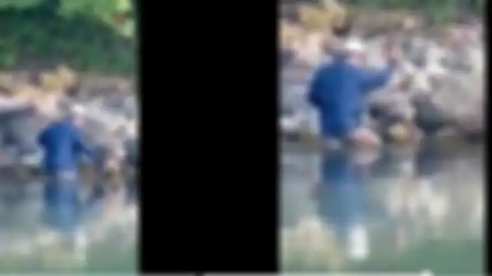 Ridwan Kamil saat melakukan pencarian Eril di Sungai Aare.