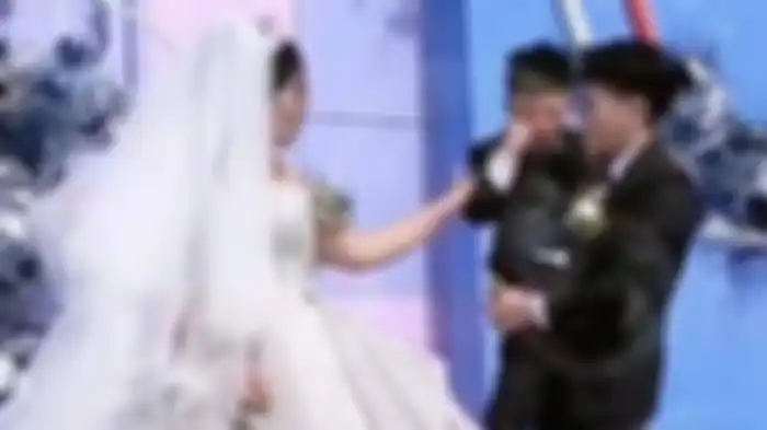 Bocah laki-laki ini enggan menatap istri kakaknya. 