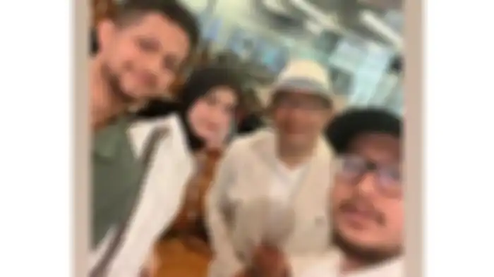 Selebgram Fitri Bazri dikecam lantaran mengajak Ridwan Kamil berselfie di tengah suasana berkabung