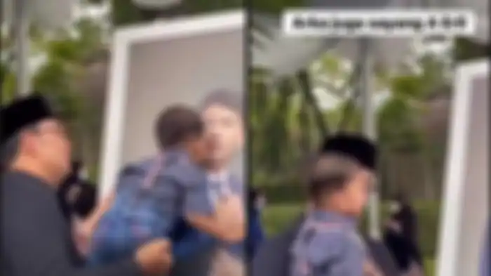 Arkana saat mencium foto Eril sambil digendong Ridwan Kamil