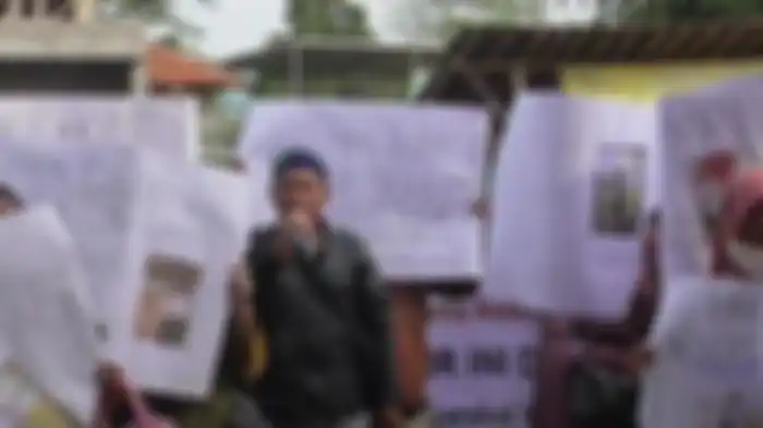 Ratusan warga menggeruduk kantor Desa Cikareo Selatan, di Kecamatan Wado, Kabupaten Sumedang, Senin (6/6/2022).