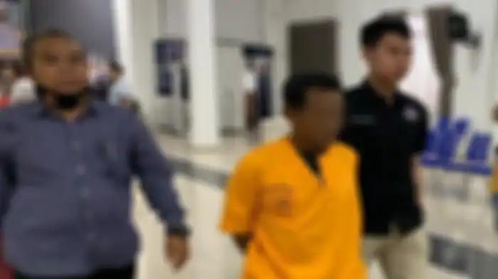 Tersangka rudapksa terhadap anak kandung yakni H ketika diamankan di Mapolres Muba, Kamis (9/6/2022) 
