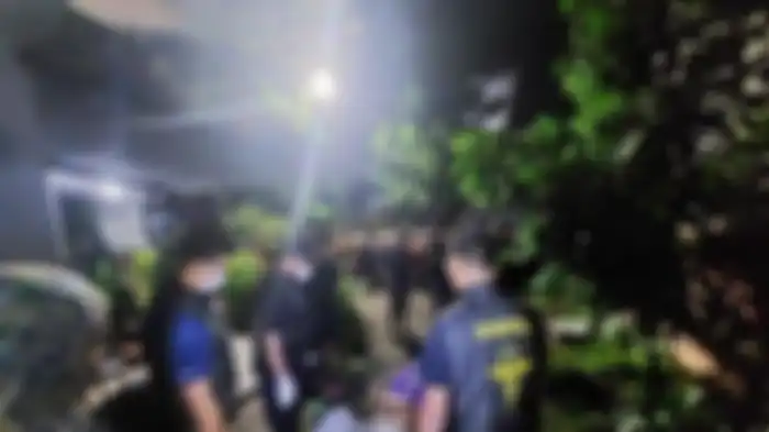 Saat Tim Dokpol Biddokkes Polda Sulsel mengevakuasi mayat bayi dalam kardus di Jl Balangturungan, Kelurahan Daya, Kecamatan Biringkanaya, Kota Makassar, Sabtu (4/6/2022) malam.