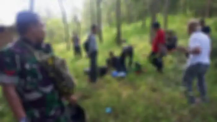 Polsek Cidaun bersama unsur TNI dan warga mendatangi sebuah saung di tengah hutan yang dihuni dua laki-laki dan satu perempuan.