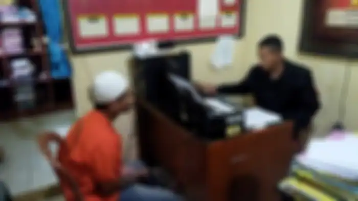 Pelaku pencabulan saat diperiksa polisi di Mapolsek Gununghalu, Rabu (15/6/2022).