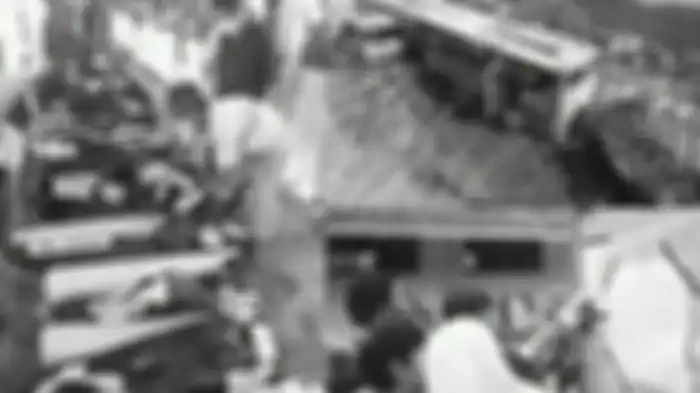 Pulang dari Bali, siswa SMK Yapemda Yogyakarta terpangggang hidup-hidup dalam bus. Jasad korban Tragedi Paiton ini sampai diawetkan pakai balok es.