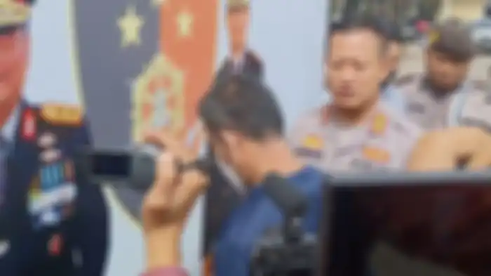 Pelaku tindak asusila kepada keponakannya sendiri yang masih SMP saat dihadirkan di Mapolres Bandung, Kamis (16/6/2022). 