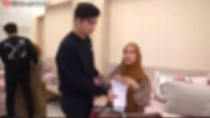 Reaksi Ria Ricis saat suaminya dapat surat dari mantan.