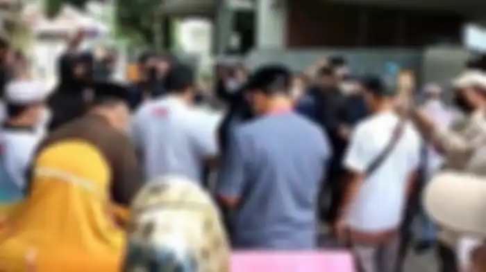 Kerumunan orang di depan rumah Yusuf Mansur. 