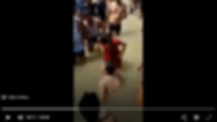 Pasangan mesum di sungai saat melakukan ritual mandi suci.