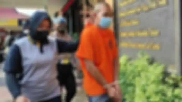 Satpam SMP di Blitar yang melakukan pemerkosaan terhadap siswi di tempatnya bekerja.