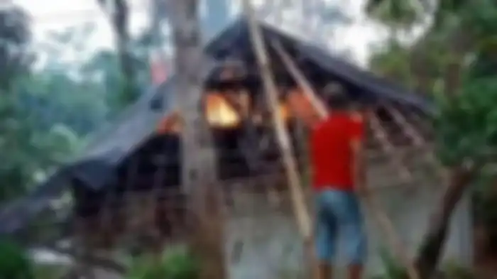 Detik-detik rumah pelaku tindak asusila terhadap anaknya sendiri di Garut dibakar oleh anak sulungnya, Senin (28/6/2022).