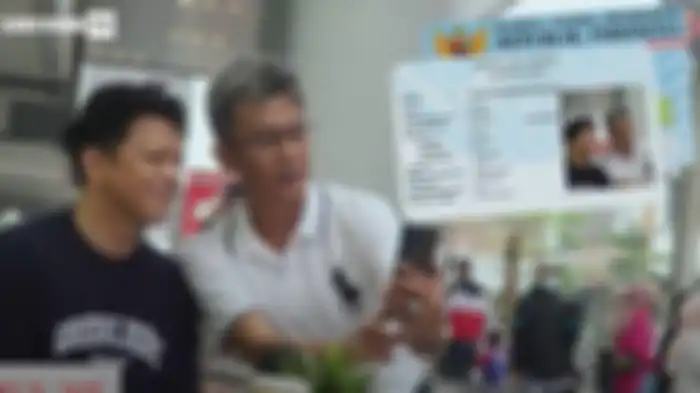 Ariel NOAH diajak foto ketua RT 
