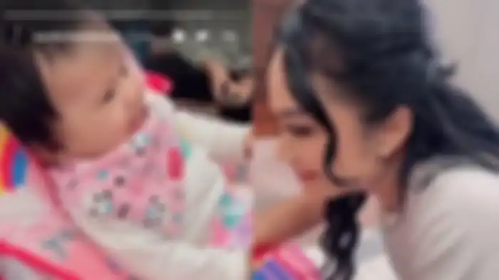Ameena senang dan antusias sampai ingin melompat ketika dikunjungi oleh Gemmi Krisdayanti.