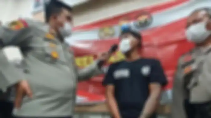 Kapolsek Prigen, AKP Decky Tjahjono Tri Yoga (kiri) menginterogasi tersangka Hasanudin (kanan).