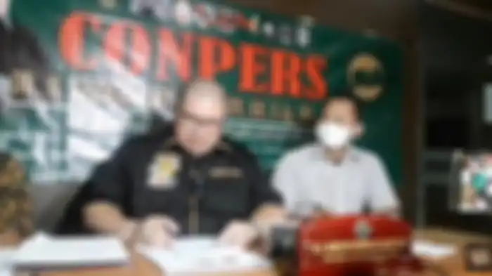 Razman Nasution menangis saat gelar konferensi pers.