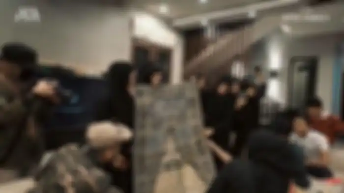 Atta dan Aurel dibuat kagum dengan permadani pemberian sang mama.