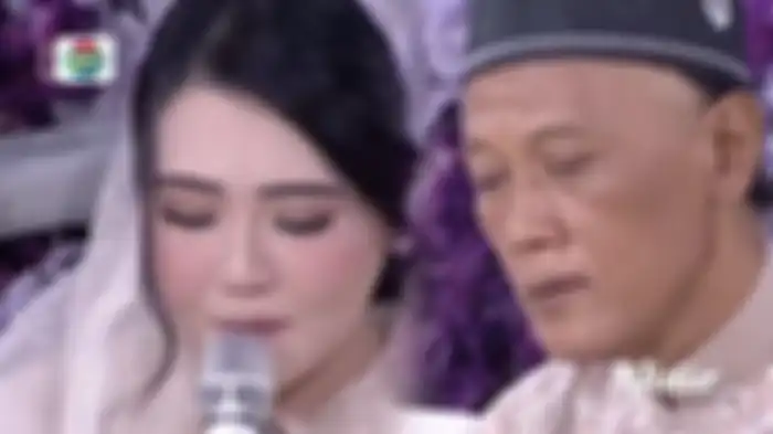Ayah Via Vallen, Muhammad Arifin (kanan), Via Vallen (kiri) - Ayah Via Vallen menangis mendoakan pernikahan sang putri dengan Chevra Yolandi yang digelar pagi ini, Jumat (15/7/2022). 
