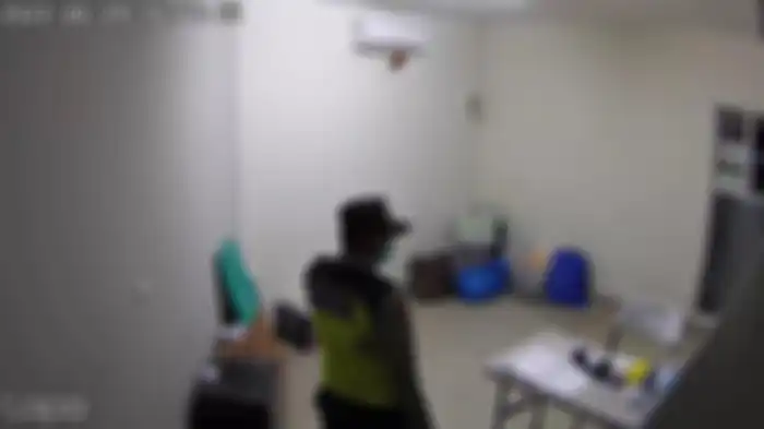  Penampakan sosok pelaku berinisial KH (48) yang terekam kamera CCTV di kantor ekspedisi di kawasan Cengkareng, Jakarta Barat pada Rabu (29/7/2022).  