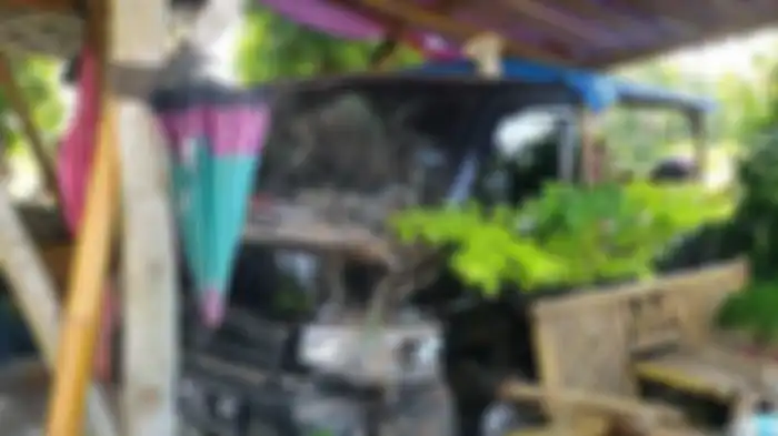Mobil pickup yang menabrak rumah Sri.