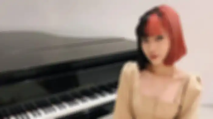 Isyana dengan rambut merah hitam 