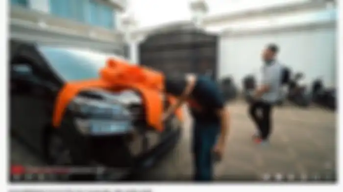 Anang Hermansyah bersama mobil Toyota Velfirenya yang hendak ia berikan untuk istri tercinta, Ashanty. 