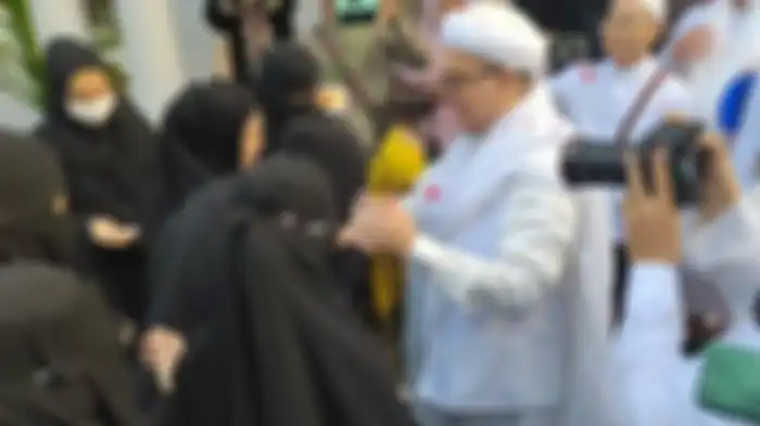Eks pimpinan FPI, Rizieq Shihab bebas dari penjara disambut keluarga