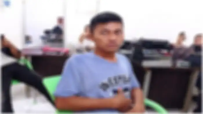 Bobi Harmoko (27) warga Desa Bubusan Kecamatan Jejawi Kabupaten OKI pelaku pembunuhan di Meritai Banyuasin diamankan di Polda Sumsel, Senin (25/7/2022).