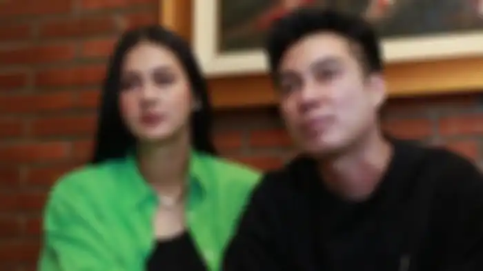 Baim Wong dan Paula Verhoeven berkaca-kaca saat memberikan klarifikasi di kawasan Tanah Kusir, Jakarta Selatan, Selasa (26/7/2022)