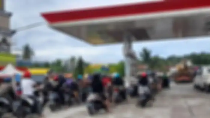 Antrean panjang kendaraan di SPBU Simbuang Mamuju karena banyak pengendara ingin isi Pertalite.