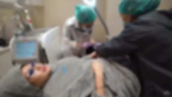 Nathalie Holscher lakukan penghapusan tato