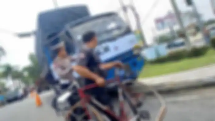Sepeda yang ditabrak truk rem blong di Tasik dievakuasi. Dua motor juga ditabrak.