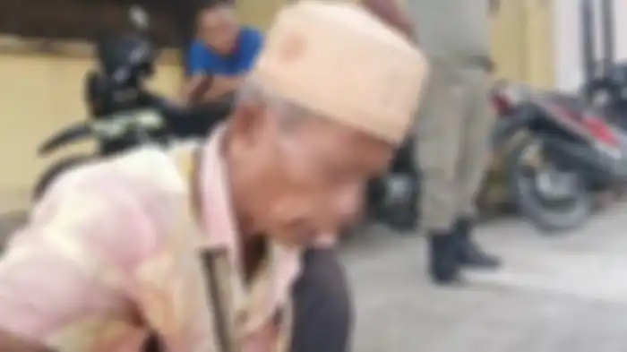 Pengemis viral M (58) warga Desa Alastengah, Besuk, saat diamankan Satpol PP Kabupaten Probolinggo.