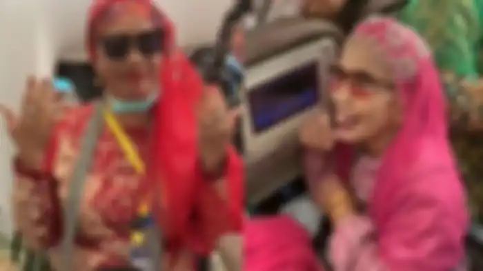 Viral video di TikTok jemaah haji wanita dandan adu cantik di dalam pesawat.