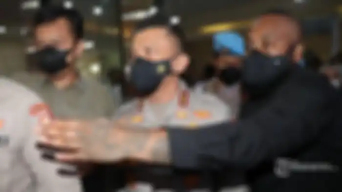 Ajudan Irjen Ferdy Sambo dengan brewok dan bertato jadi sorotan.