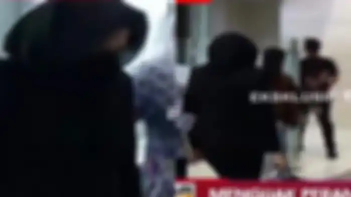 Penampilan Putri Candrawathi saat tiba di Bareskrim mengenakan pakaian serba hitam.