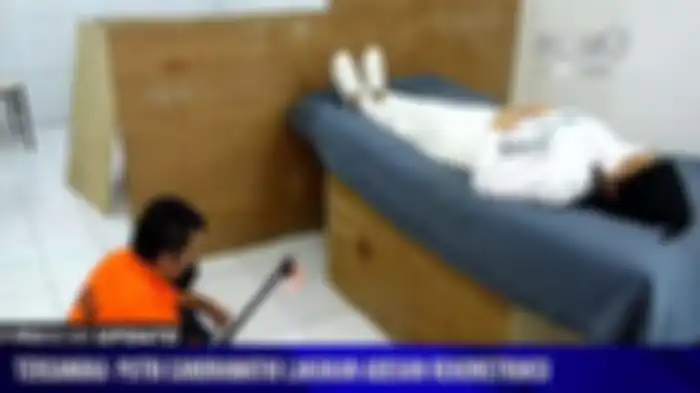 Adegan Putri Candrawathi tiduran di kasur saat rekonstruksi pembunuhan Brigadir J. Tampak Kuat Maruf duduk di samping Putri Candrawathi 