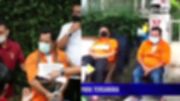 Terekam momen Kuat Maruf di rekonstruksi yang bikin publik geram. Namun, ekspresinya tiba-tiba berubah jadi diam. Hal itu terlihat ketika Kuat Maruf dan empat tersangka lainnya menjalani rekonstruksi tewasnya Brigadir J di rumah pribadi dan dinas Ferdy Sambo, Selasa (30/8/2022). 