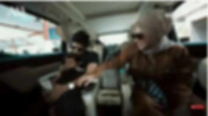 Ameena terlihat anteng digendong Atta Halilintar saat perjalanan menuju hotel