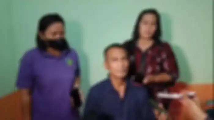 Samuel Hutabarat, Ayah Brigadir J dan ditemani keluarga Brigadir J lainnya merasa pusing dengan berita pembunuhan anaknya, berbelit-belit.