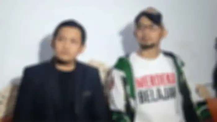 Andre Irawan (kanan) bersama kuasa hukumnya, Pramudana R Hapsoro bicara tentang gugatan cerai Roro Fitria. 
