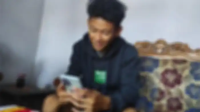 MAH (21) alias Bjorka Madiun, pemuda asal Madiun Jawa Timur memberikan pengakuan tentang hacker Bjorka. Ia diberi imbalan 100 dolar. 