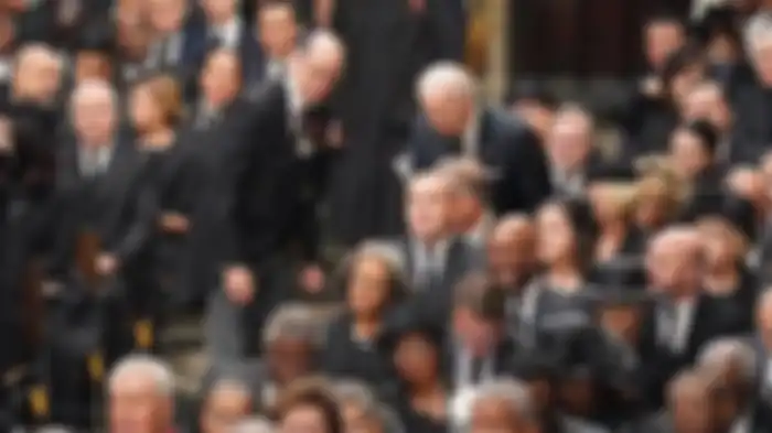 Presiden Amerika Serikat Joe Biden (kanan berdiri) mengambil duduk di tempatnya bersama sang istri, Jill dalam prosesi kebaktian pemakaman Ratu Elizabeth II di Gereja Westminster Abbey, London, Inggris Raya, Senin (19/9/2022)