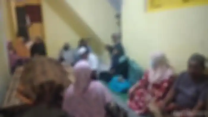 Berikut ini 6 fakta anak Imam S Arifin yang ditangkap karena penipuan motor. Foto jenazah ayahnya ditangisi Elvy Sukaesih.