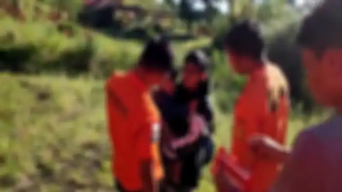 Para pendaki dan balita yang tersesat di Gunung Soputan saat akan dievakuasi tim SAR Gabungan.