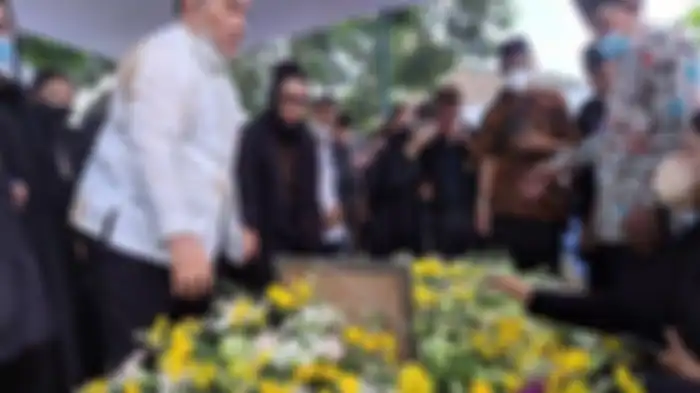 Pemakaman ibunda Penyanyi mayangsari.