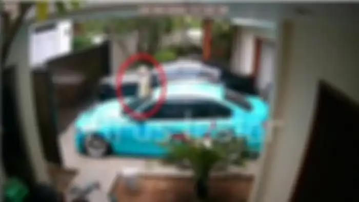 Lesti terlihat keluar dari rumah dalam rekaman CCTV 