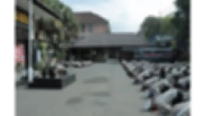 Anggota Polisi Polresta Malang Kota melakukan sujud masal untuk mendoakan korban Tragedi Kanjuruhan sekaligus meminta maaf. Sujud masal digelar di halaman Mapolresta Malang Kota, Senin (10/10/2022) pagi, dipimpin Kapolresta Kombes Pol Budi Hermanto.